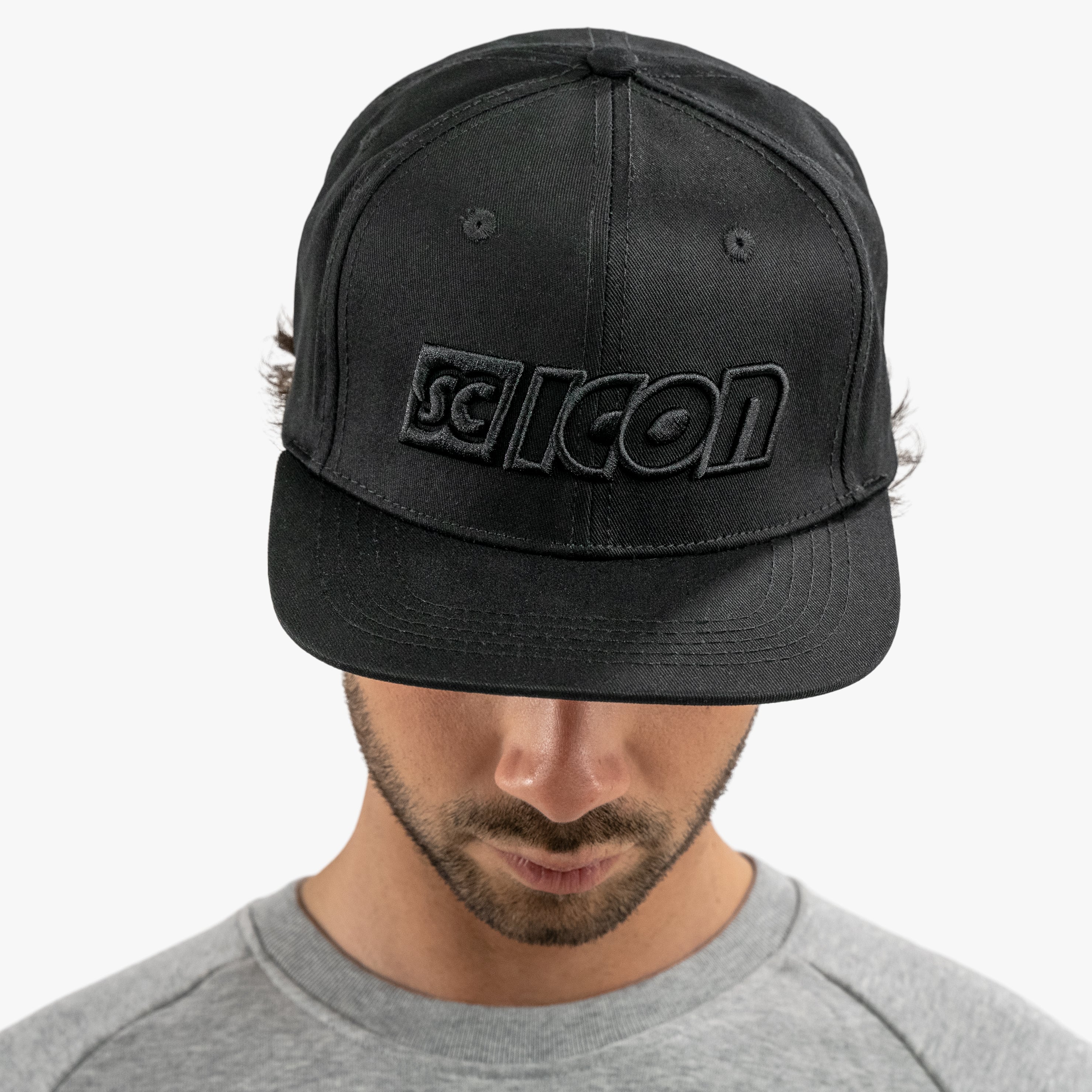 GORRA SNAPBACK SCICON LOGOTIPO BLACK ON BLACK - 01